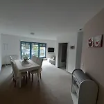 - Tiefgarage Und Parkplatz Inklusive アパート オーバーホーフ