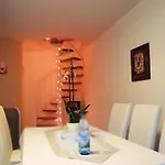 - Tiefgarage Und Parkplatz Inklusive * オーバーホーフ