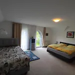 - Tiefgarage Und Parkplatz Inklusive アパート オーバーホーフ