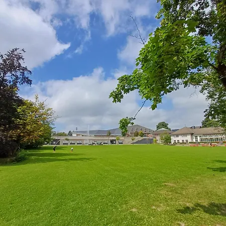 - Tiefgarage Und Parkplatz Inklusive アパート オーバーホーフ