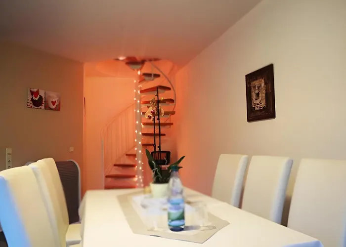 - Tiefgarage Und Parkplatz Inklusive * オーバーホーフ